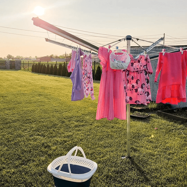 Case study meglio influencer marketing zdjęcie przedstawia wiszące na suszarce różowe pranie w zielonym ogrodzie