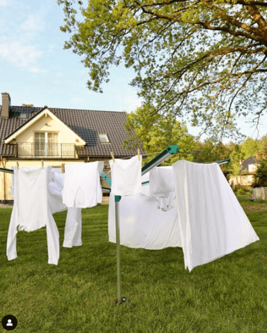 Case study LEIFHEIT influencer marketing zdjęcie przedstawia wiszące na suszarce białe pranie w zielonym ogrodzie