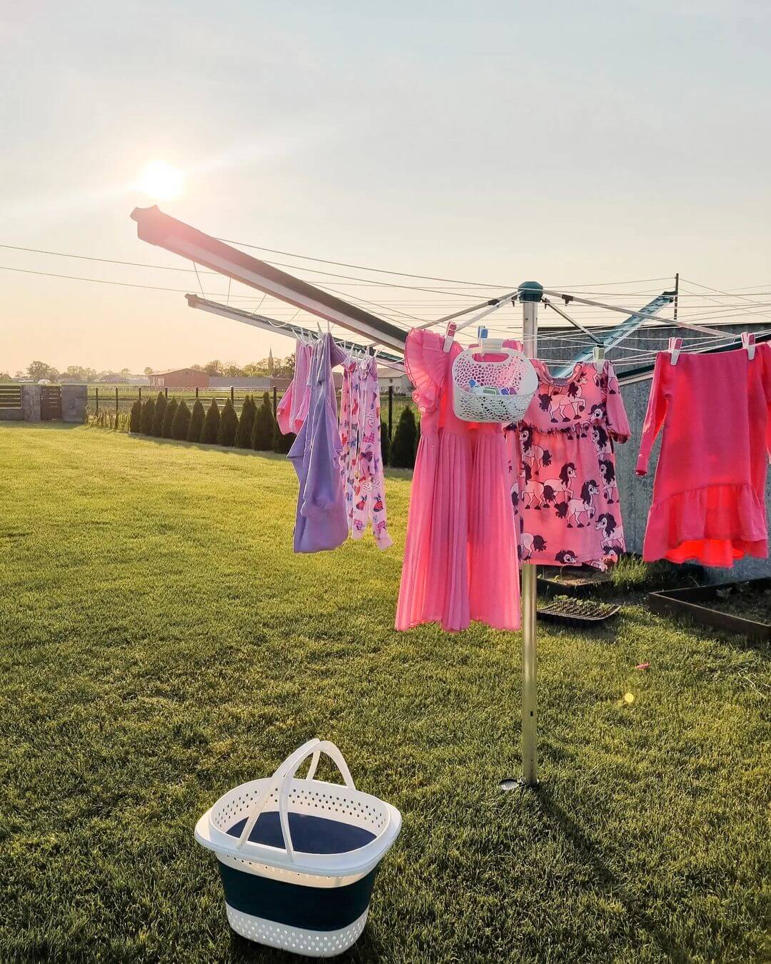 Case study LEIFHEIT influencer marketing zdjęcie przedstawia wiszące na suszarce różowe pranie w zielonym ogrodzie