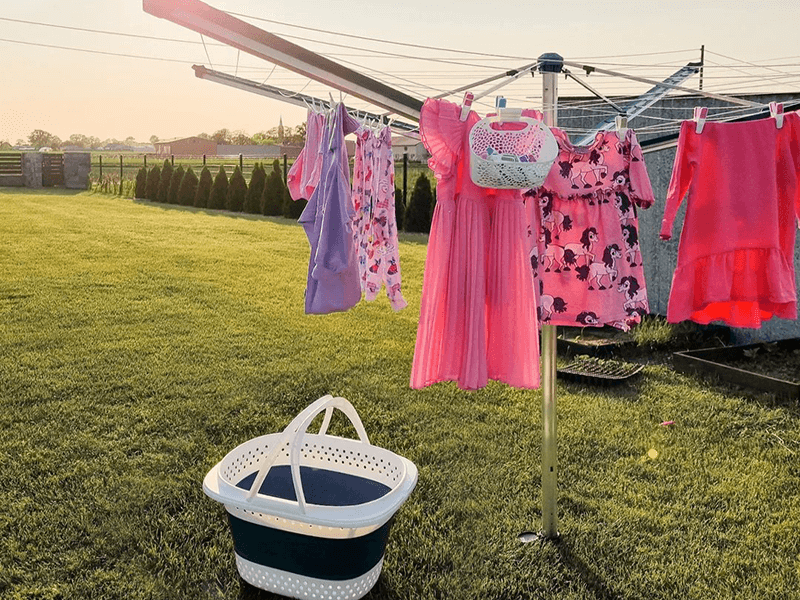 Case study meglio influencer marketing zdjęcie przedstawia wiszące na suszarce różowe pranie w zielonym ogrodzie