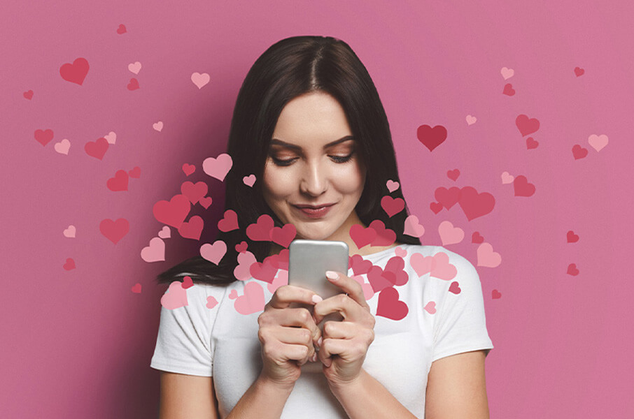Miłość w czasach Digital zdjęcie przedstawia dziewczynę z telefonem na różowym tle